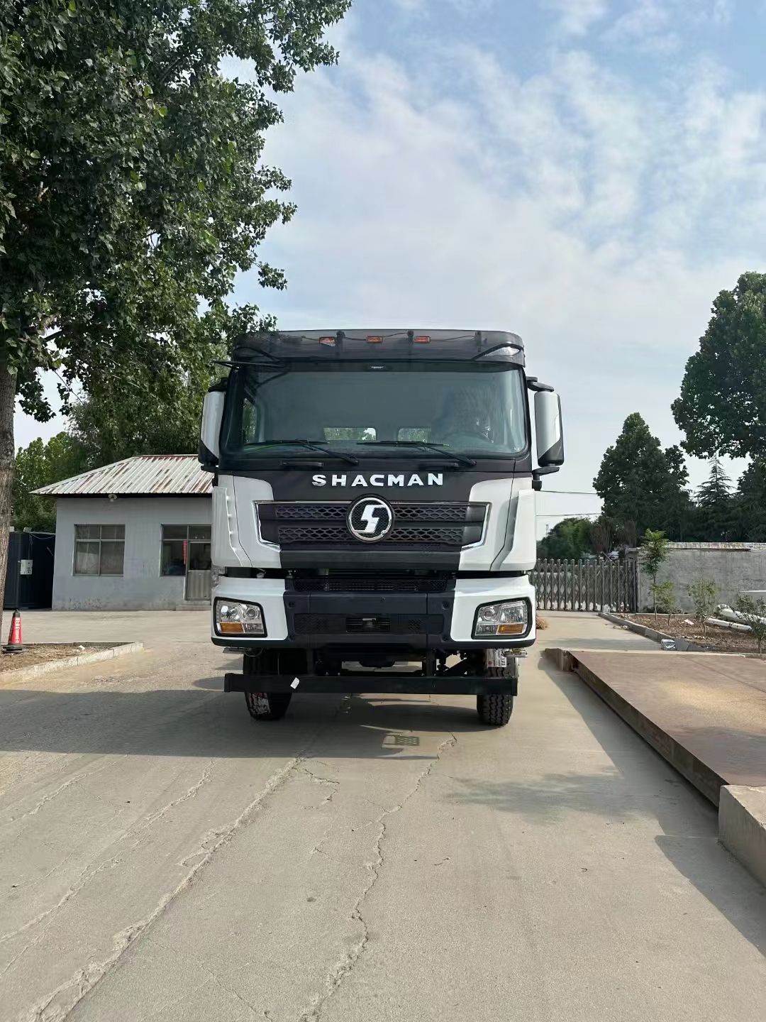 Exporter des voitures neuves vers votre maison Shaanxi Automobile Delonghi X3000-8X4 National V, Steel Bridge, Transmission manuelle, grande boîte peut être personnalisée, le modèle le plus 🔥 en Asie centrale et en Russie